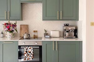 Compare six manual and electric tile cutters for kitchen splashbacks, from accessible DIY machines to professional large-format models.