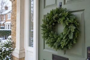 Choose a suitable wreath hanger for painted, uPVC, composite or glazed doors.